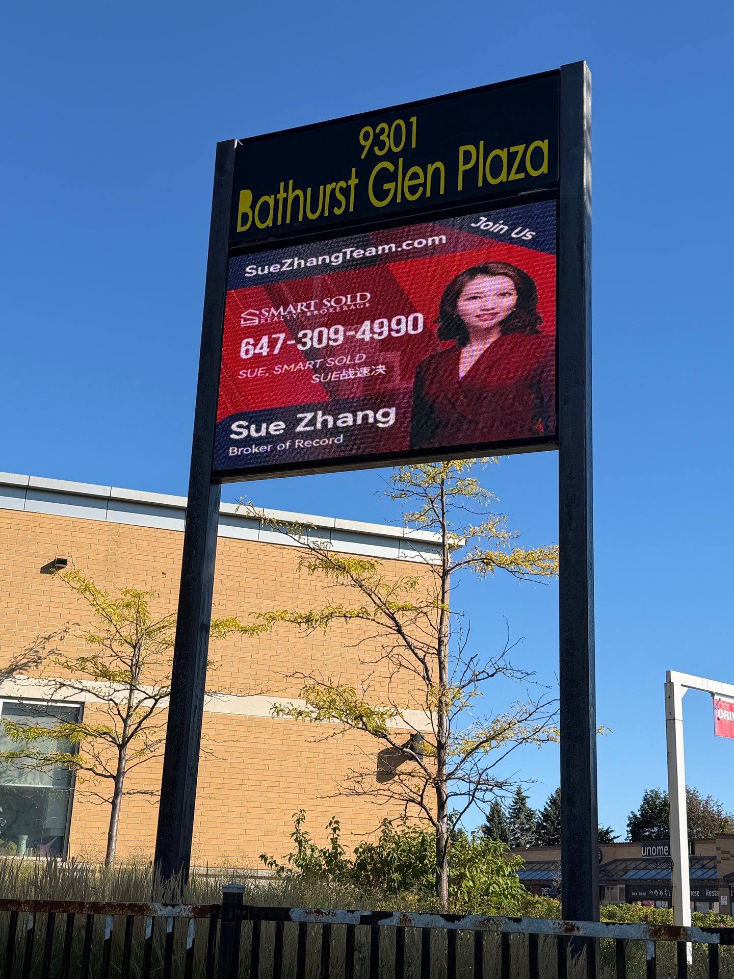 Sue Zhang’s advertisement on the outdoor digital screen at Bathurst Glen Plaza, Bathurst and Rutherford.